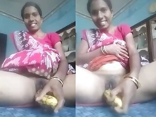 Telugu housewife masturbates her wet pussy