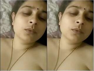 Sexy Bhabhi Showing Her Nude Body